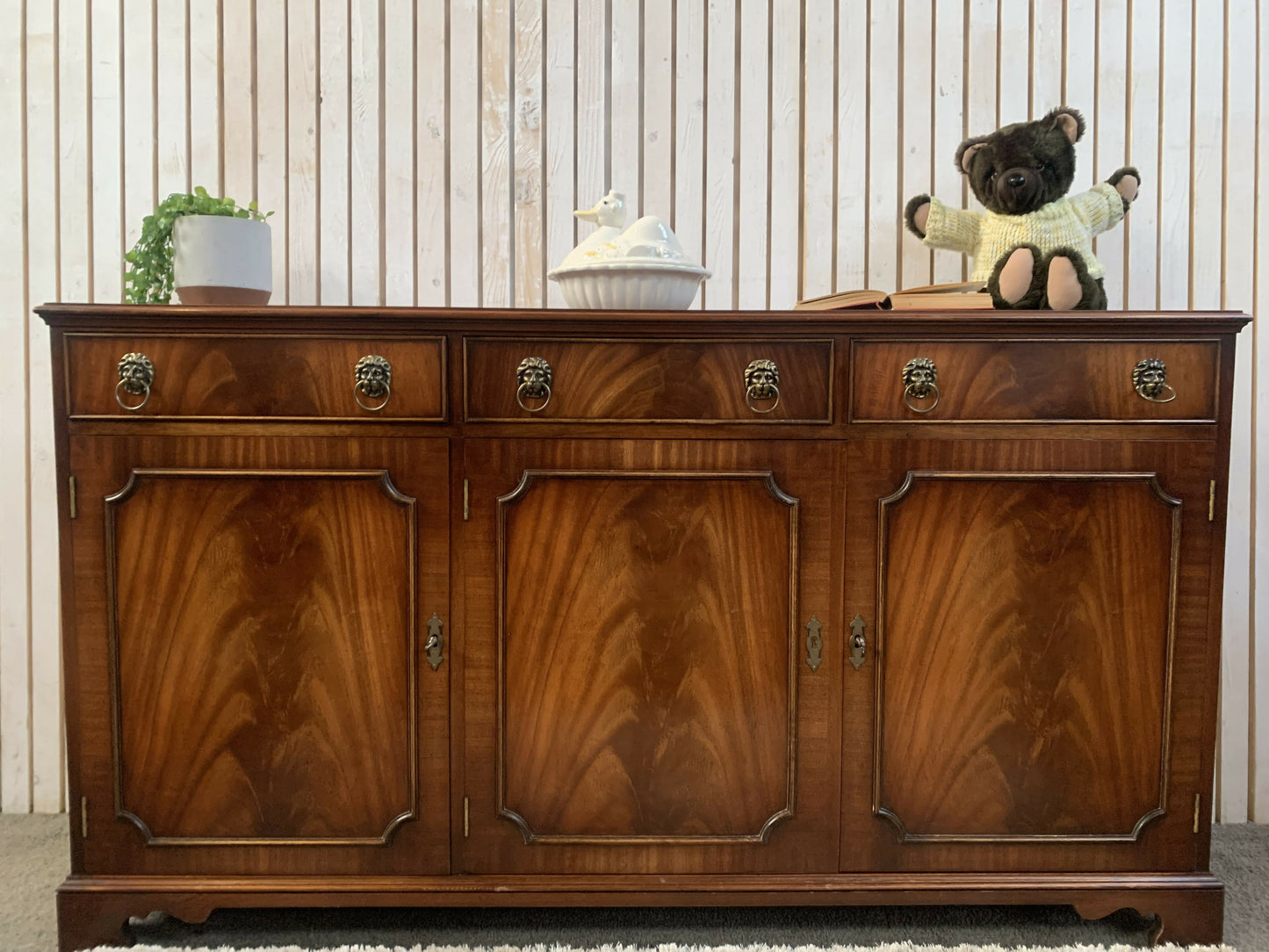Ian Smith Reproduction Sideboard – Solid Wood Retro / Vintage Style Storage Unit
