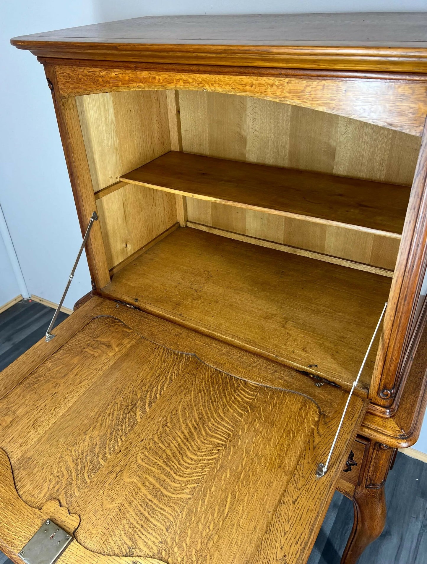 Vintage Drinks Cabine tFrench Louis XIV Style Cabriole Legs Carved Cabinet LOT 2917