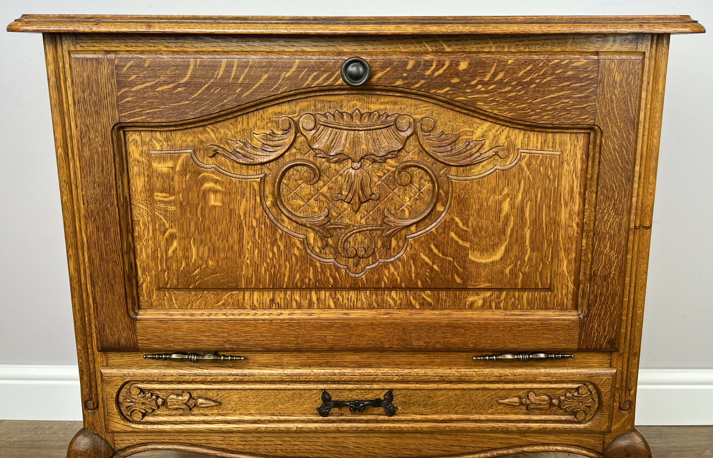 Cabinet Vintage French Louis XIV Oak Sideboard with Carved Cupboard LOT 6247
