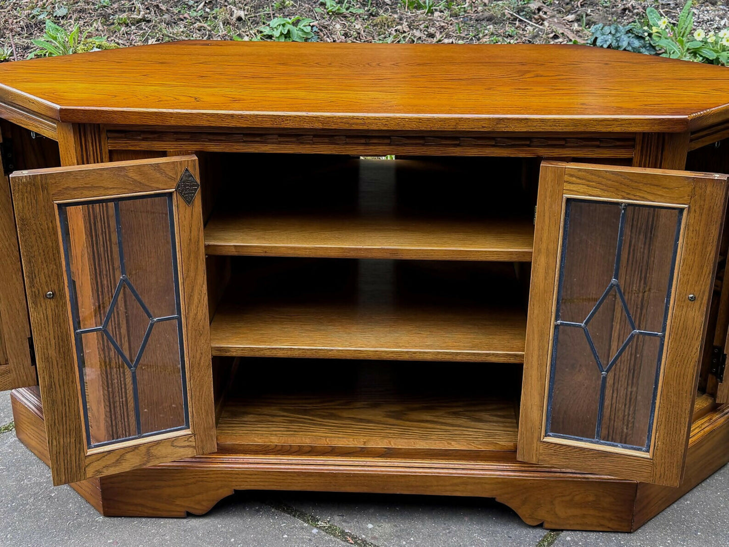 A WOOD BROTHERS OLD CHARM CARVED LIGHT OAK CORNER TV CABINET / MEDIA STAND / UNIT