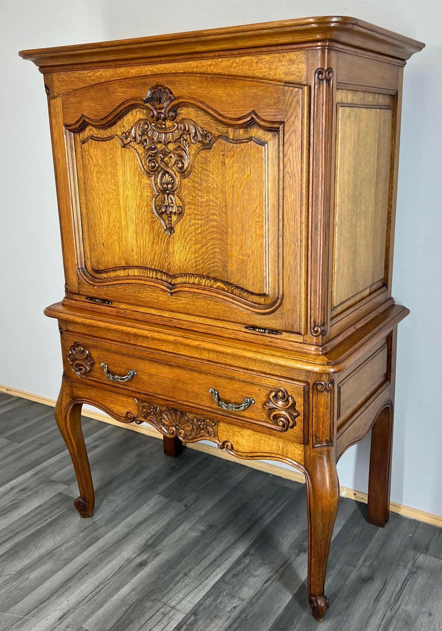 Vintage Drinks Cabine tFrench Louis XIV Style Cabriole Legs Carved Cabinet LOT 2917