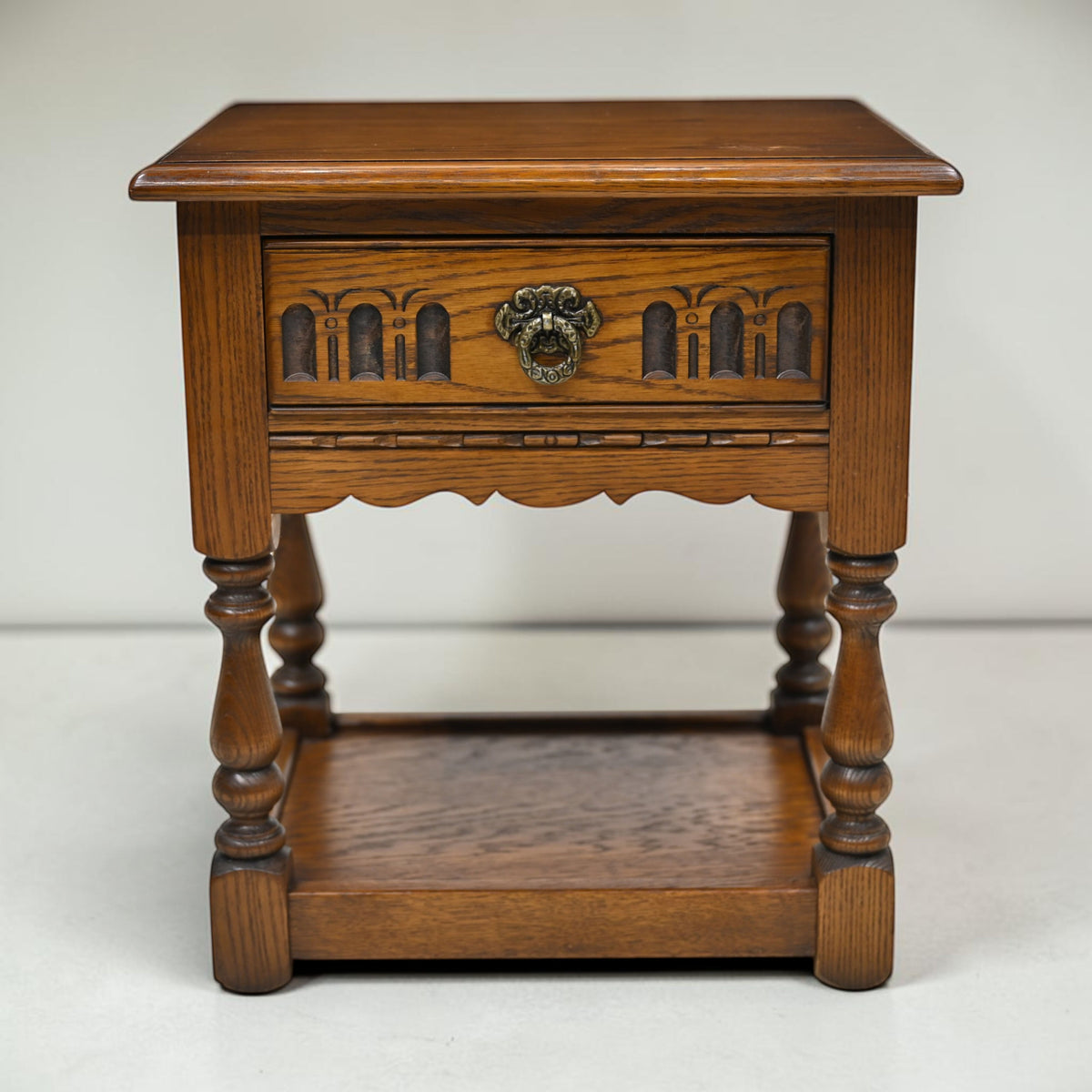 Old Charm Oak Lamp/Bedside Table Light Oak Finish Model 2325 FREE UK Delivery*