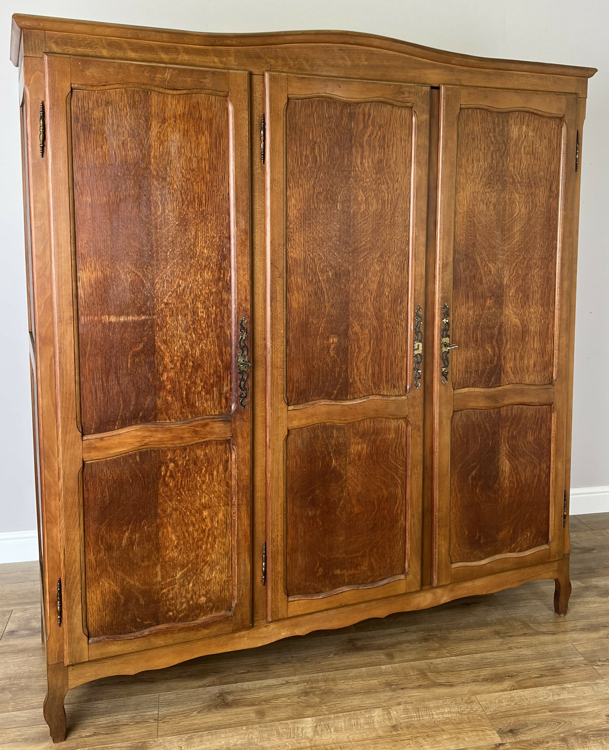 Wardrobe Vintage French Louis Oak Triple Door Carved Armoire Cabinet LOT 6537