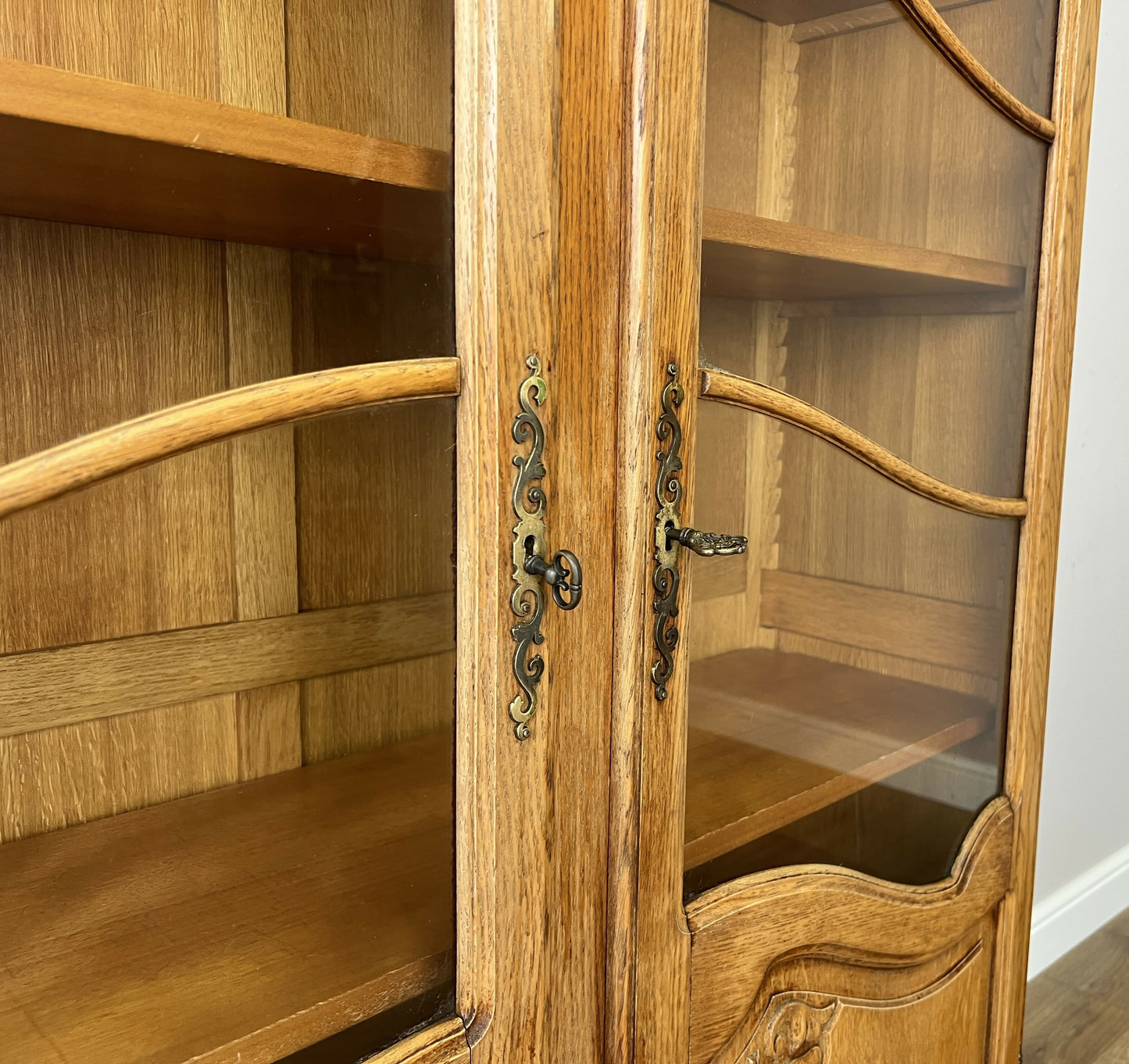 Bookcase Vintage French Louis XVI Oak Display Cabinet Carved Sideboard LOT 6346