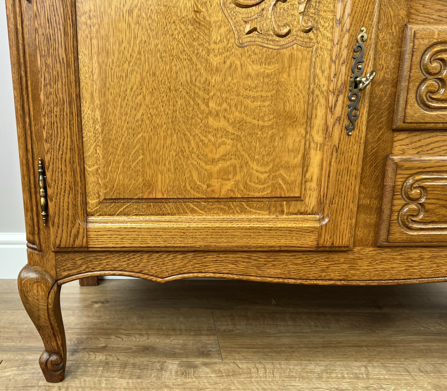 Cabinet Vintage French Louis XIV Oak Sideboard with Carved Cupboard LOT 6264
