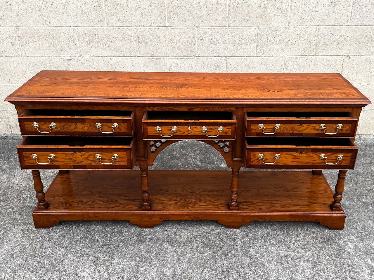 A TITCHMARSH AND GOODWIN STYLE SOLID OAK SIDEBOARD / DRESSER BASE / HALL LAMP TABLE