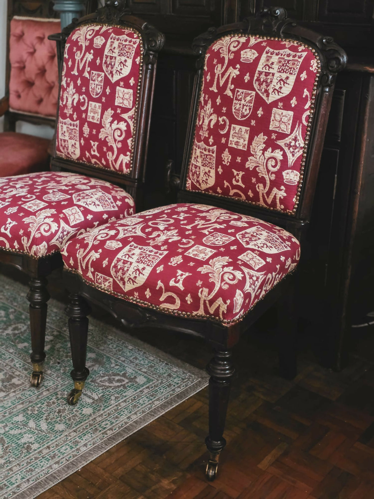 Antique 19th century Victorian set of two oak dining / side chairs, exceptional and highly decorative expertly crafted and of the finest quality.