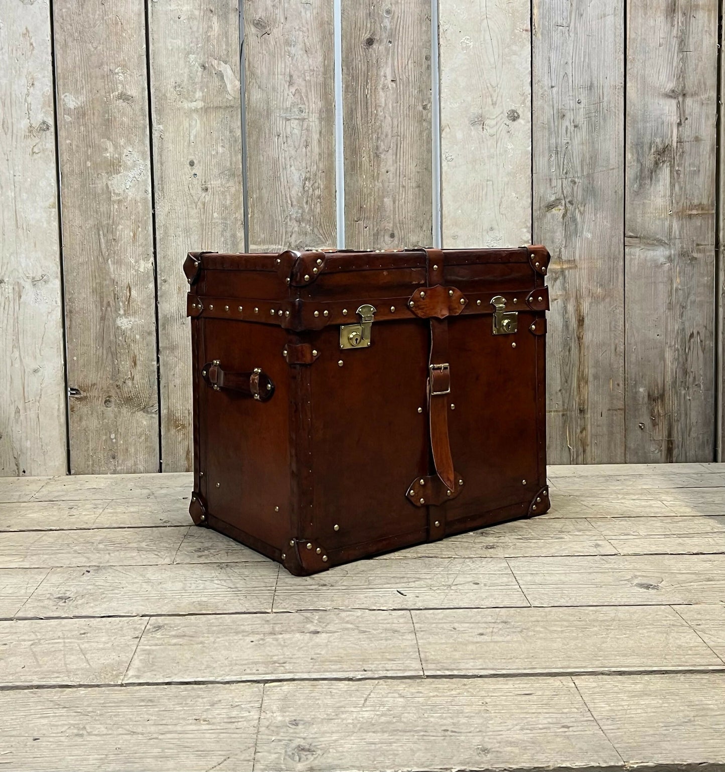 Antique Leather Luxury Campaign Style End Table Trunk Drawing Room Home Decor Furnishings