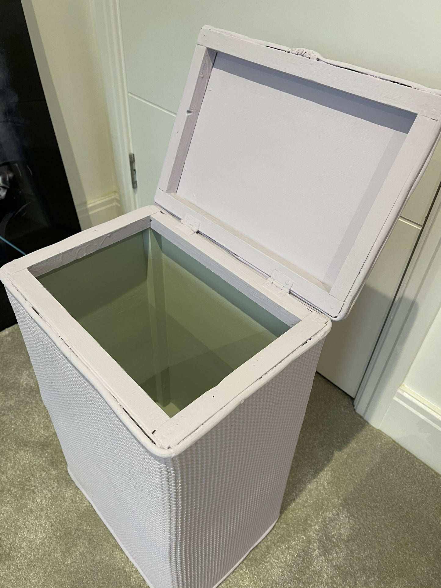 Mid century vintage laundry basket. 55x36x26