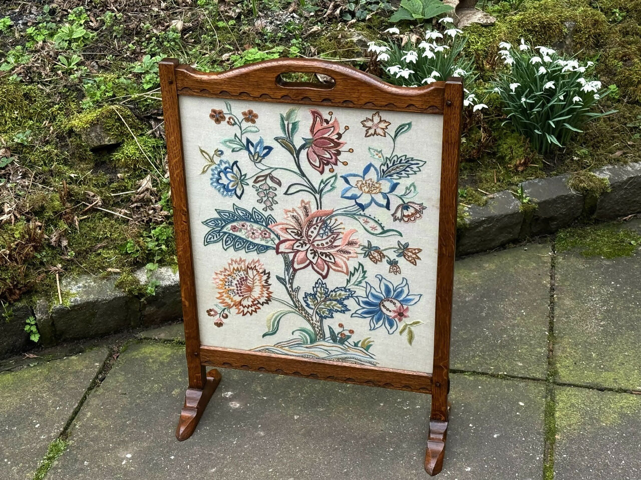 A RUPERT / NIGEL GRIFFITHS MONASTIC CARVED OAK FIRE SCREEN / STAND