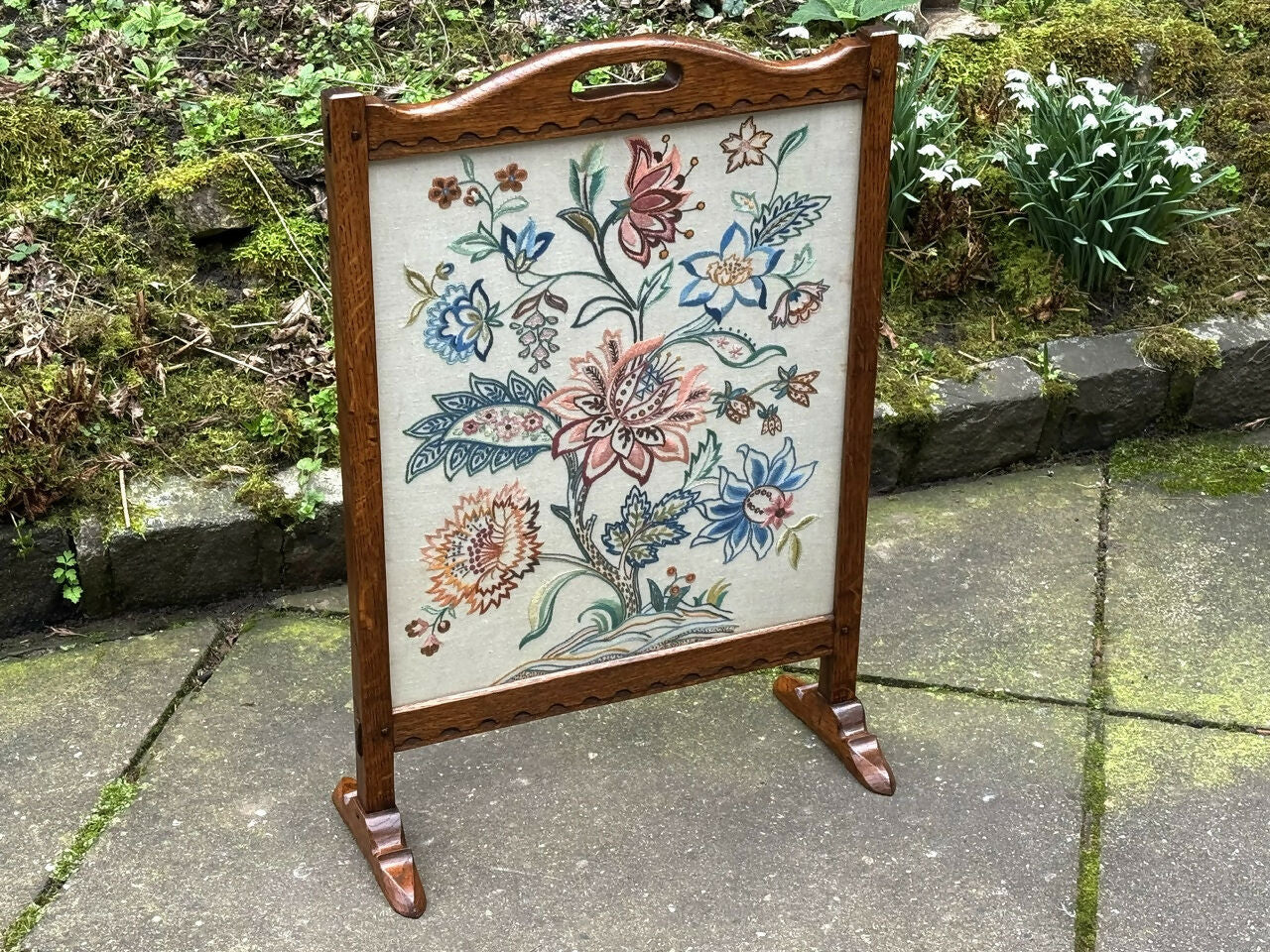 A RUPERT / NIGEL GRIFFITHS MONASTIC CARVED OAK FIRE SCREEN / STAND