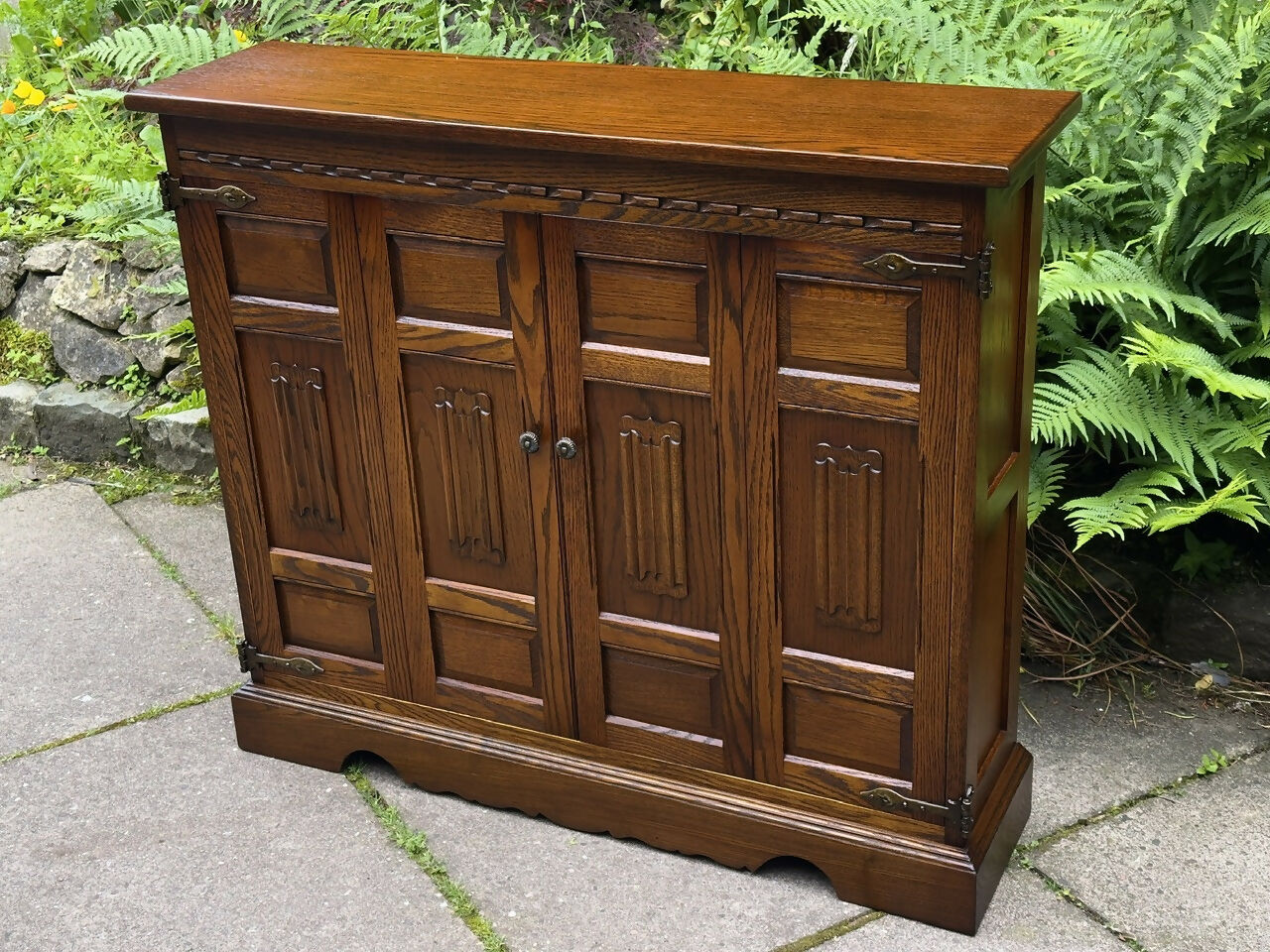 A WOOD BROTHERS OLD CHARM CARVED LIGHT OAK CD STORAGE CABINET / STAND