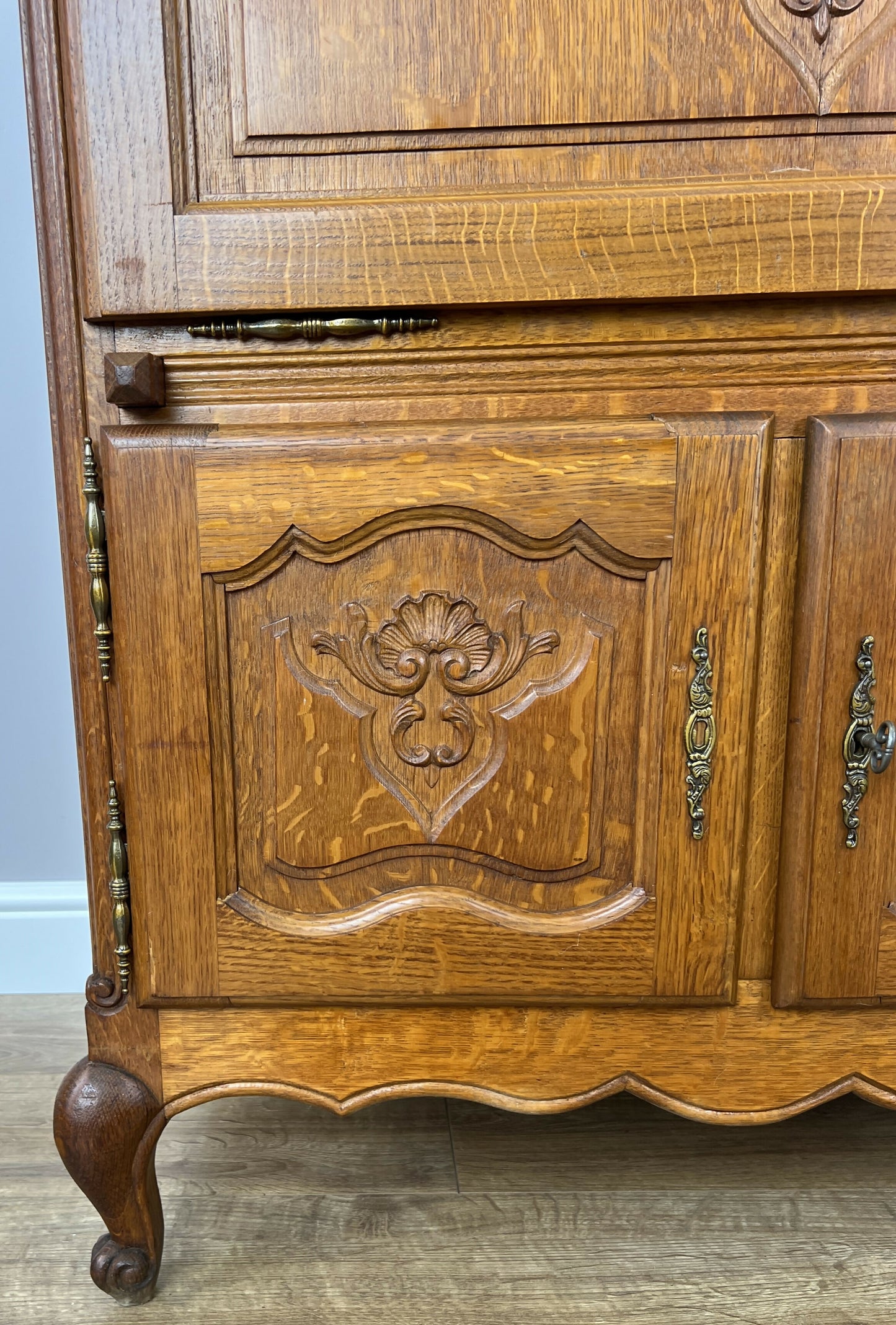 Cabinet Vintage French Louis XIV Style Oak Sideboard Carved Cupboard LOT 6249