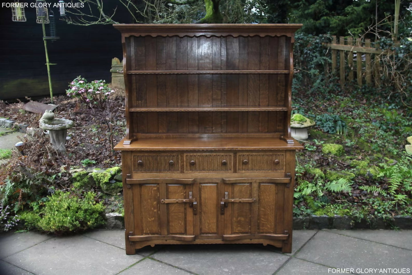 A RUPERT / NIGEL GRIFFITHS MONASTIC CARVED OAK DERBYSHIRE DRESSER / SIDEBOARD.