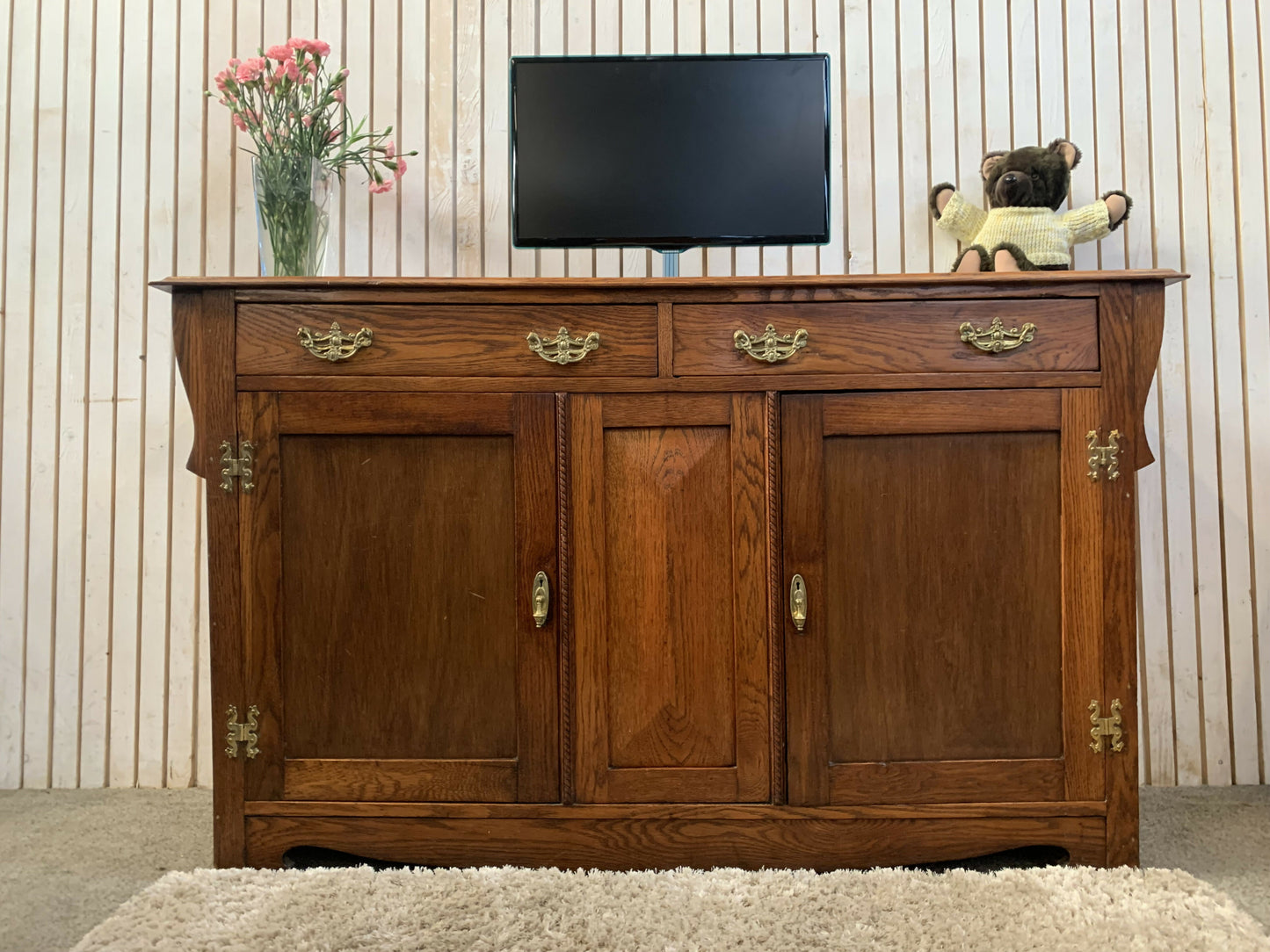 Oak sideboard dresser base/ tv unit with 2 door and 2 Drawers.