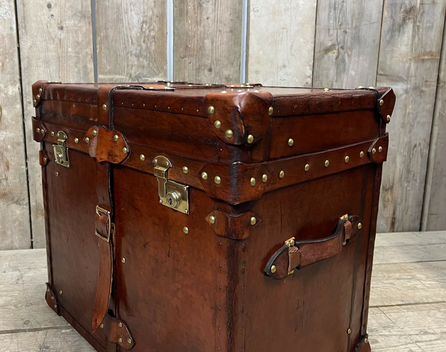 Antique Leather Luxury Campaign Style End Table Trunk Drawing Room Home Decor Furnishings