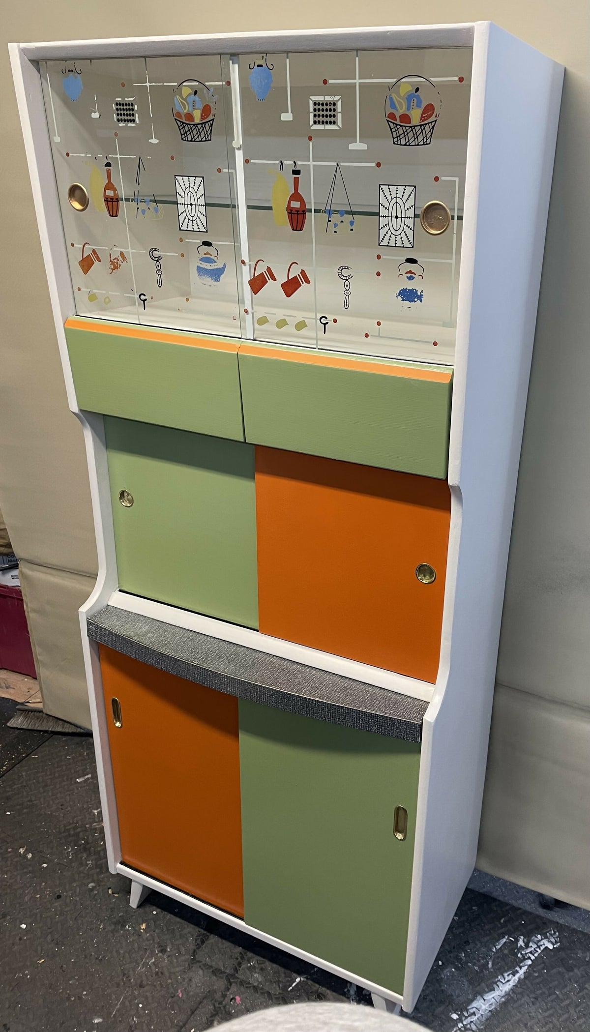 Vintage Kitchenette Upcycled to a Fresh Retro Look
