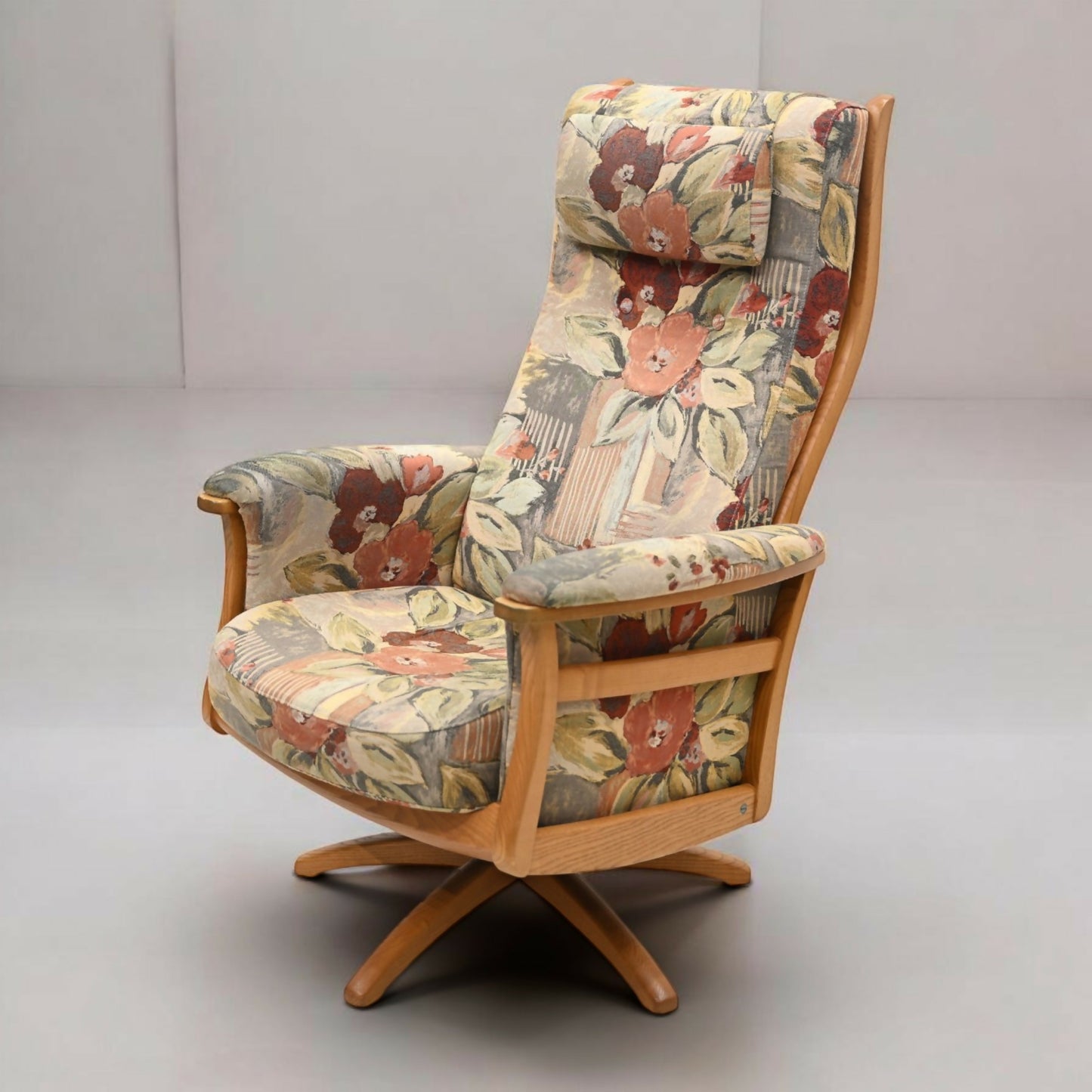 Ercol Reclining Armchair Swivels/Recliner Light Finish Frame FREE UK Delivery*