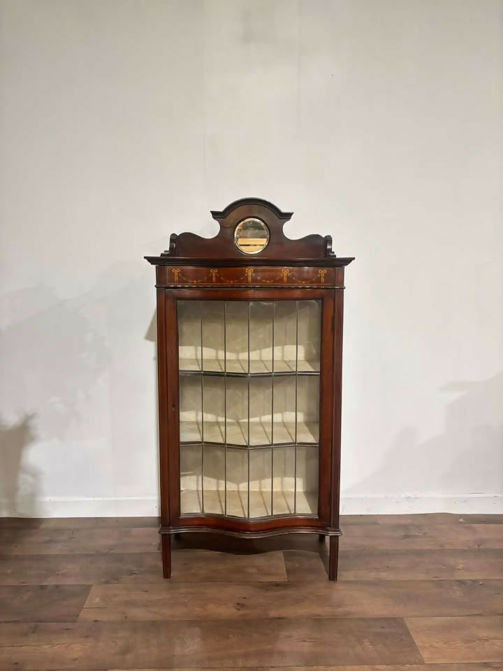 Edwardian mahogany display cabinet featuresn
