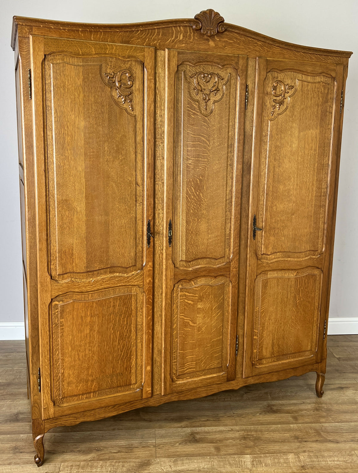 Wardrobe Vintage French Louis Oak Triple Door Carved Armoire Cabinet LOT 6535