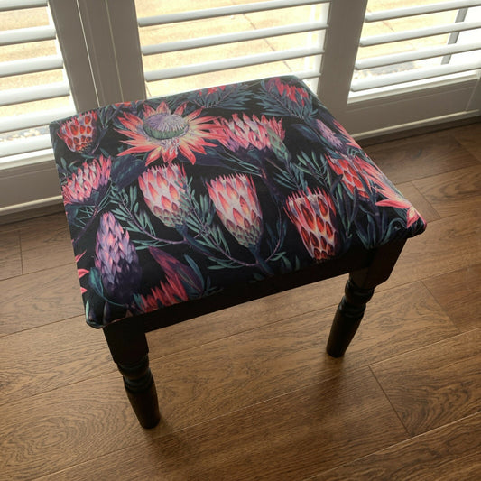 black stool close2