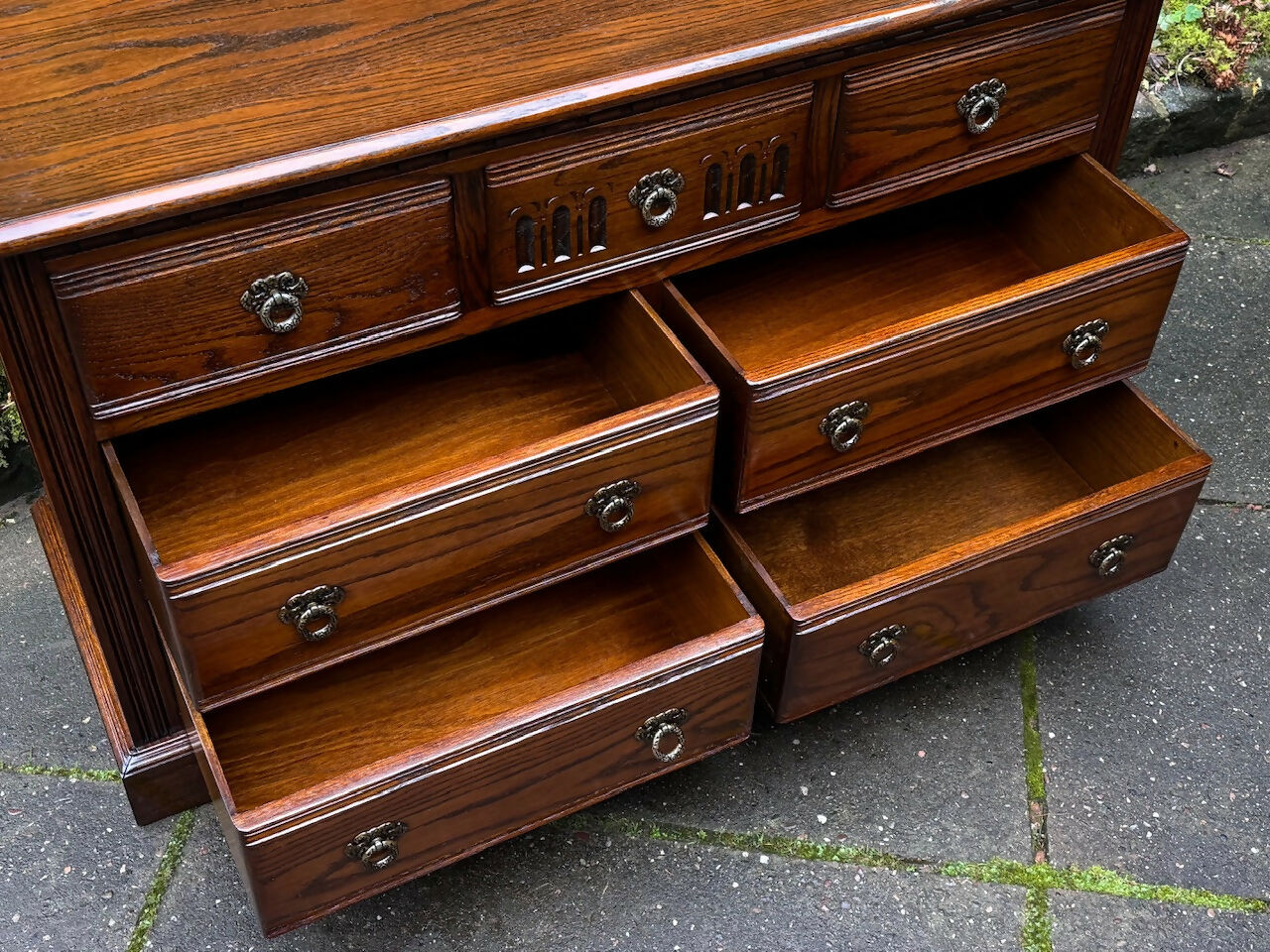 A WOOD BROTHERS OLD CHARM CARVED LIGHT OAK LONG CHEST OF DRAWERS / SIDEBOARD / DRESSER BASE