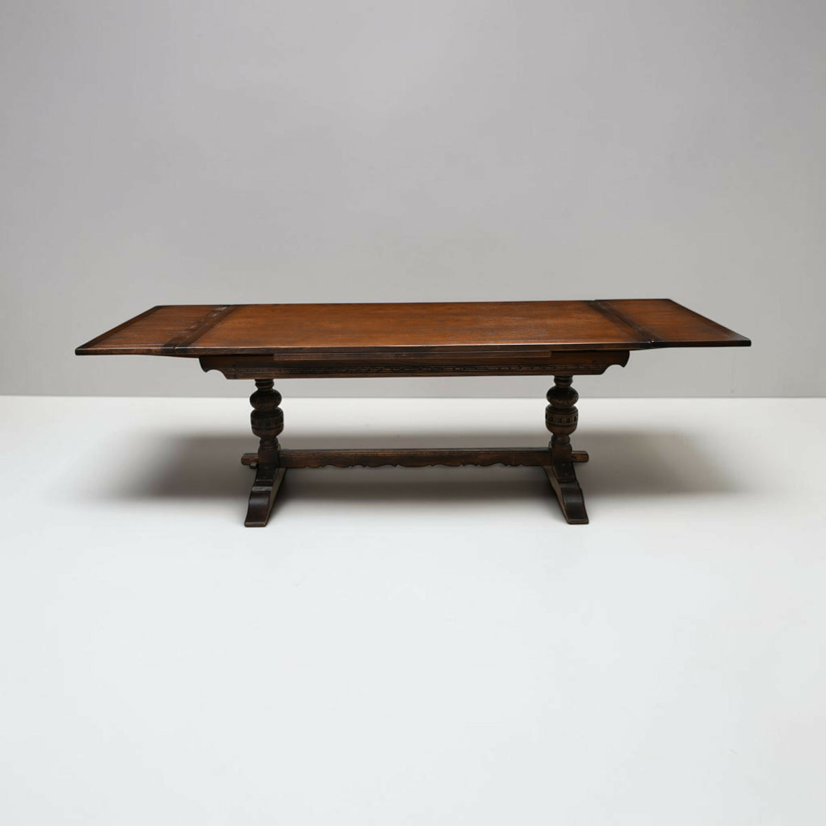 Old Charm Soverign Extending Dining Table Tudor Brown Seats 10 FREE UK Delivery*