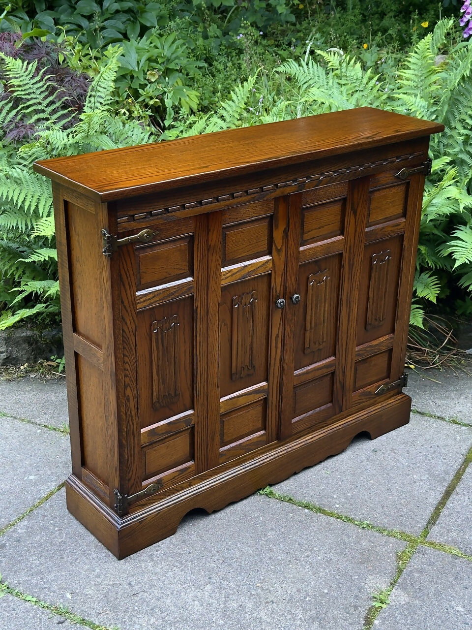 A WOOD BROTHERS OLD CHARM CARVED LIGHT OAK CD STORAGE CABINET / STAND