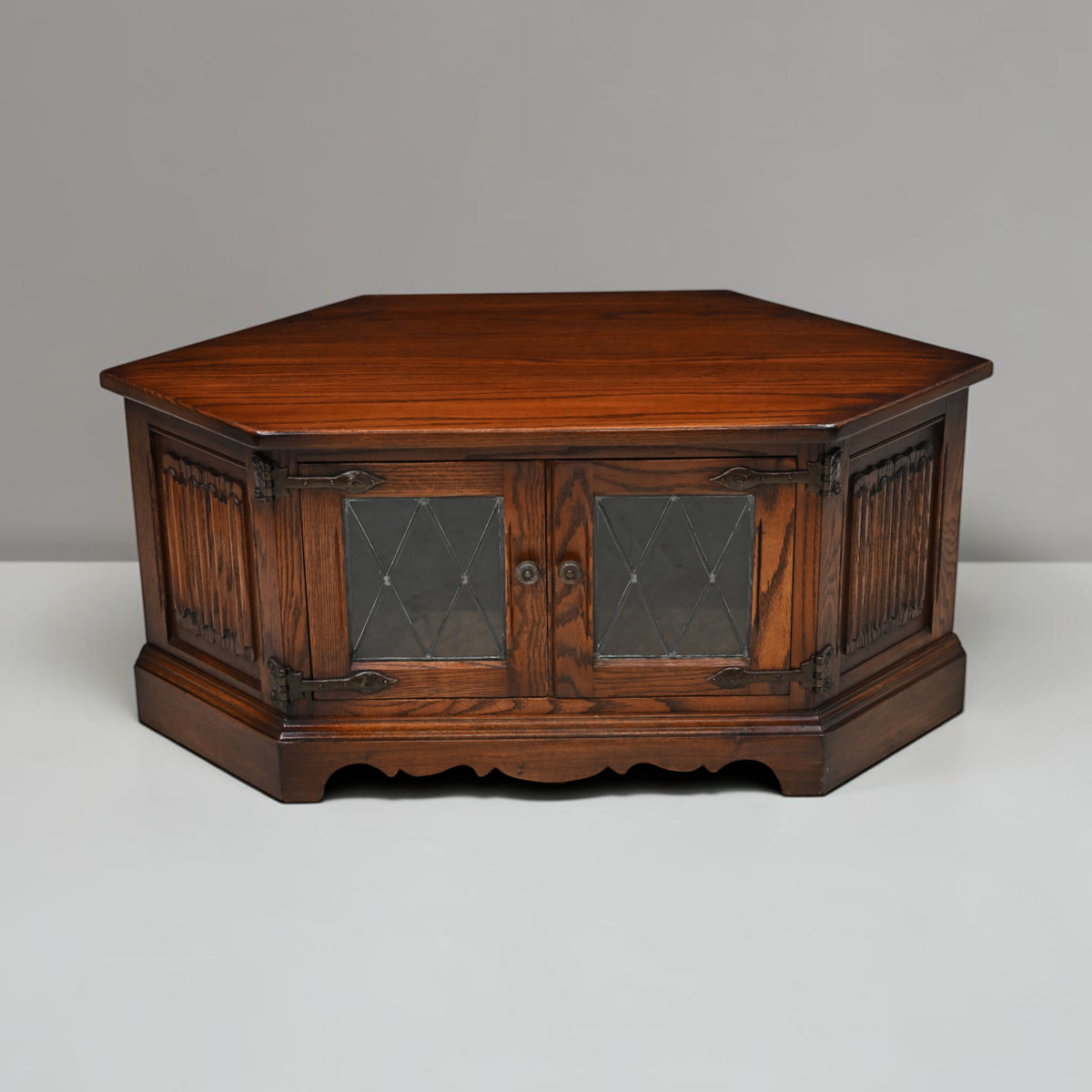 Old Charm TV Stand/Video Cabinet Tudor Brown Model 2084 FREE UK Delivery*