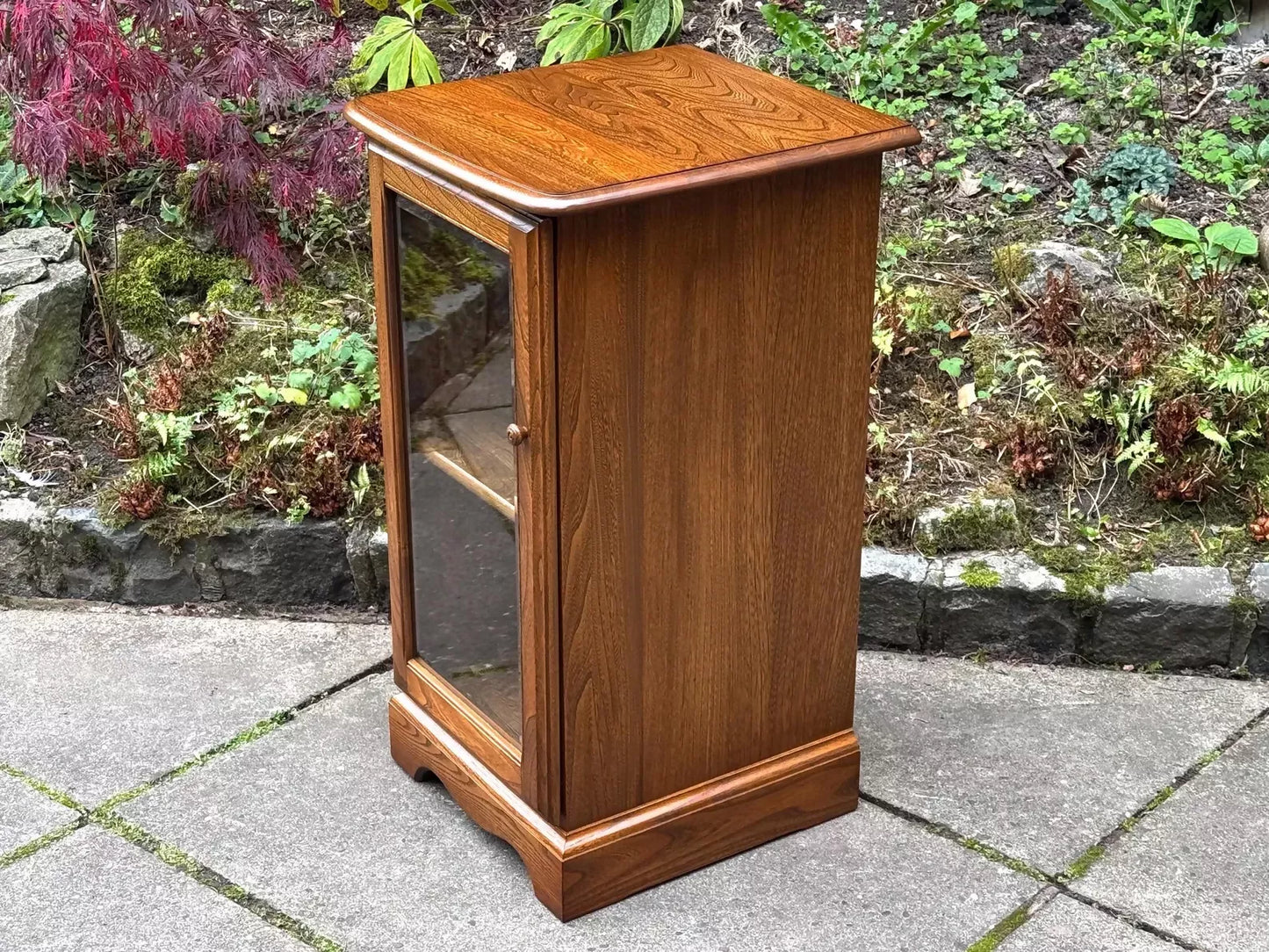 AN ERCOL WARWICK GOLDEN DAWN ELM CD HI FI STORAGE CABINET / MEDIA STAND.