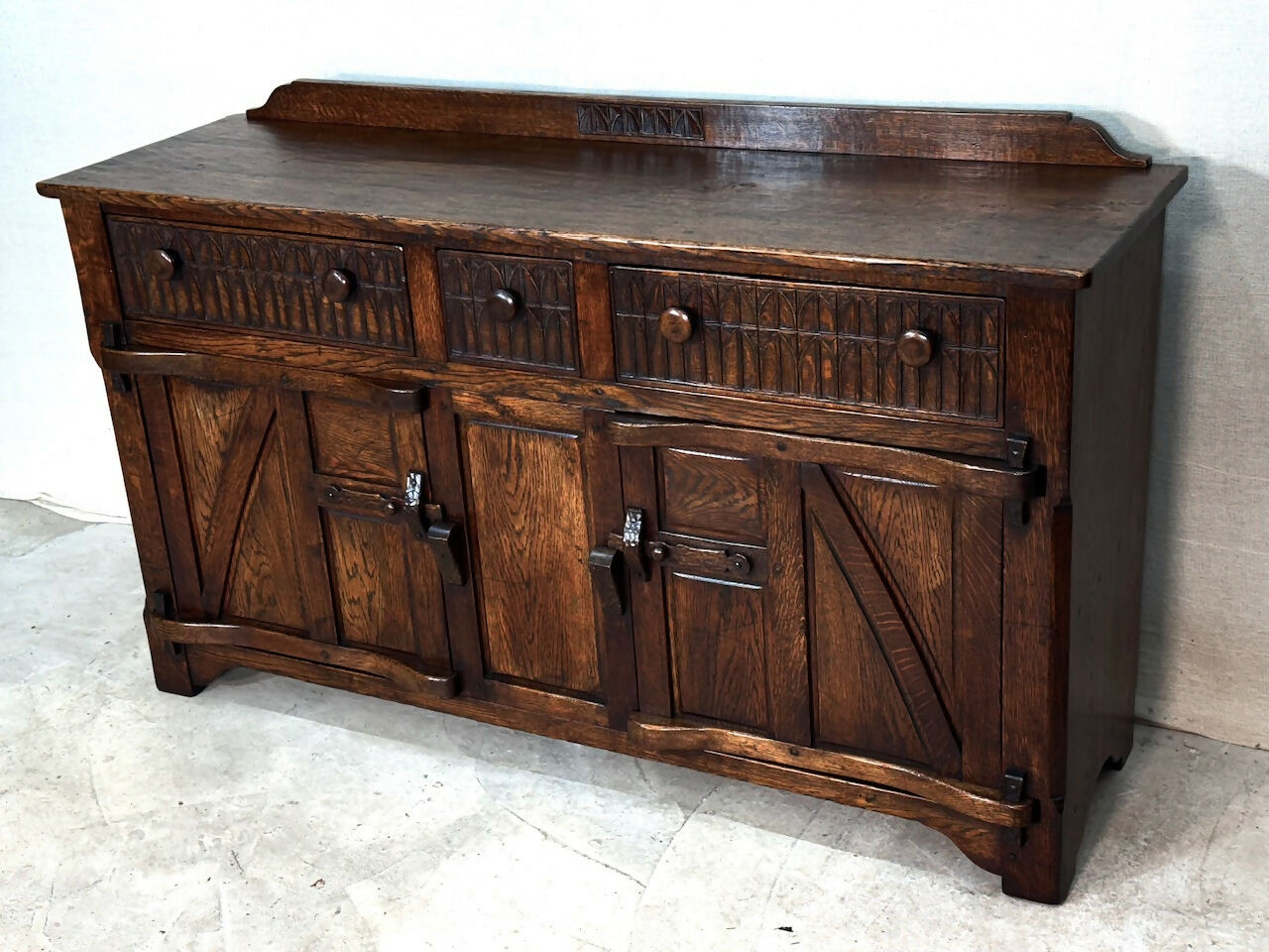A NIGEL RUPERT GRIFFITHS MONASTIC CARVED OAK DRESSER BASE / SIDEBOARD / CABINET / CUPBOARD.