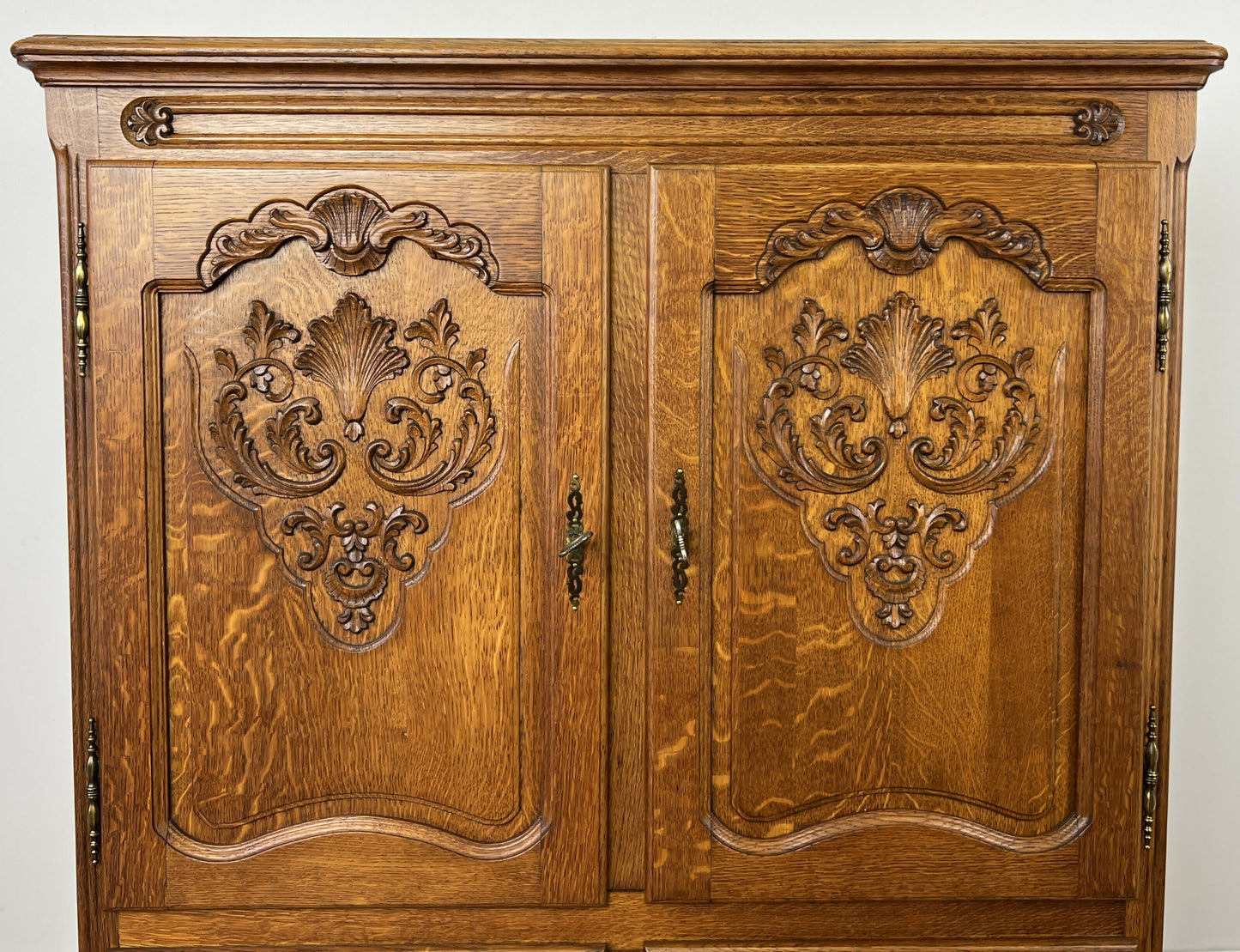 Cabinet Vintage French Louis XIV Oak Sideboard with Carved Cupboard LOT 6251