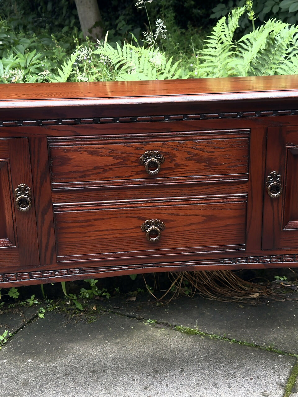 A WOOD BROTHERS OLD CHARM TUDOR BROWN CARVED OAK SIDEBOARD / DRESSER BASE / HALL TABLE