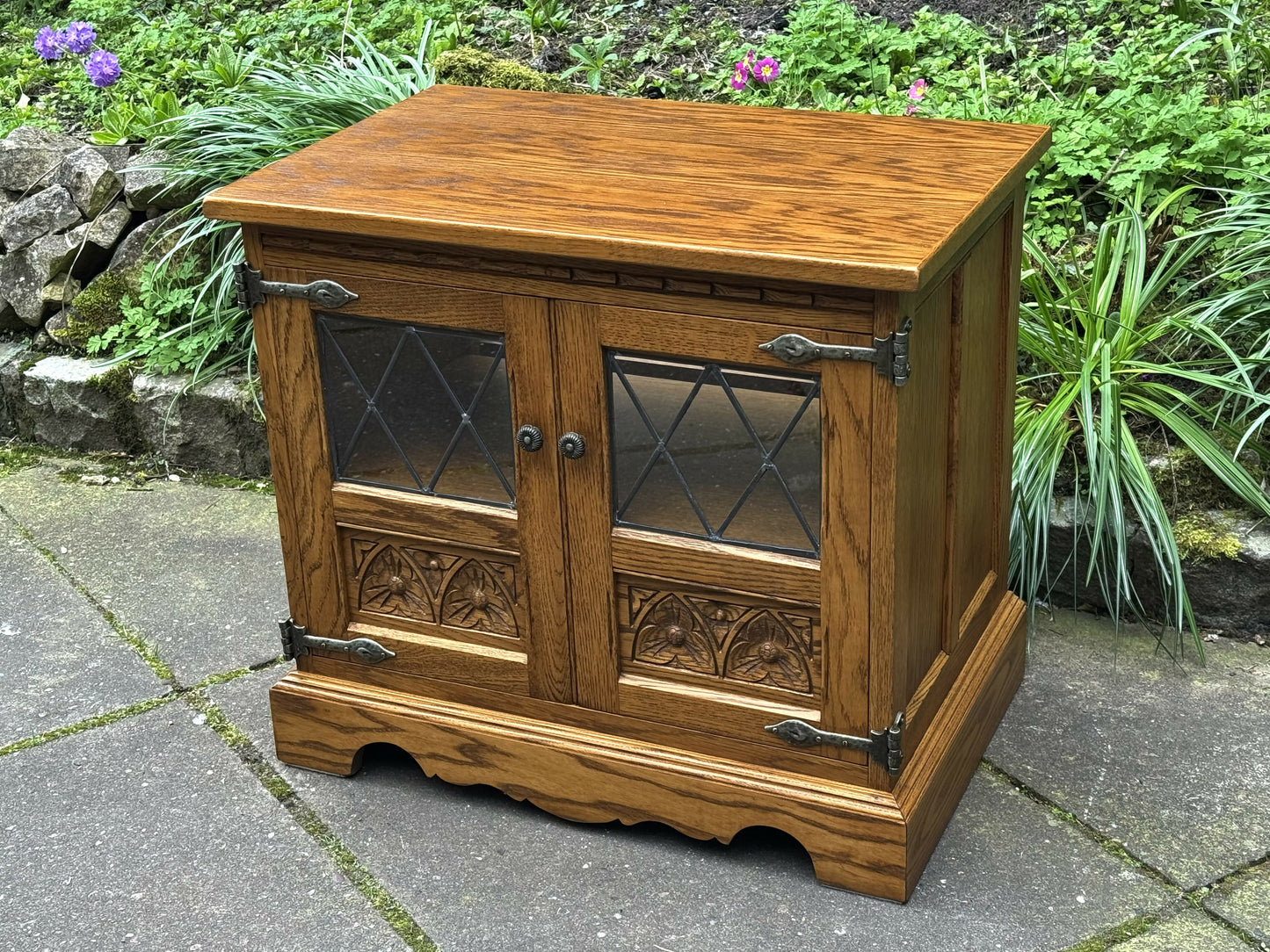 A WOOD BROTHERS OLD CHARM VINTAGE CARVED OAK TV MEDIA CABINET / STAND