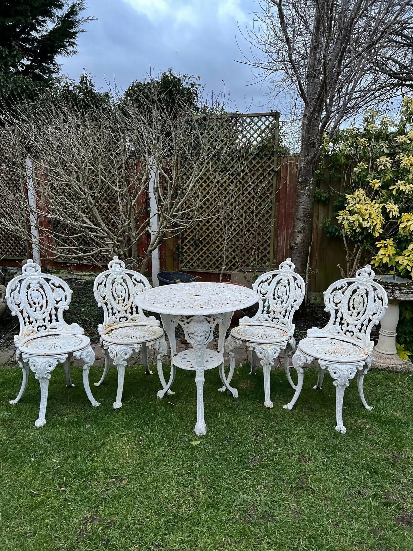 Victorian Crown Cast Iron Patio Set