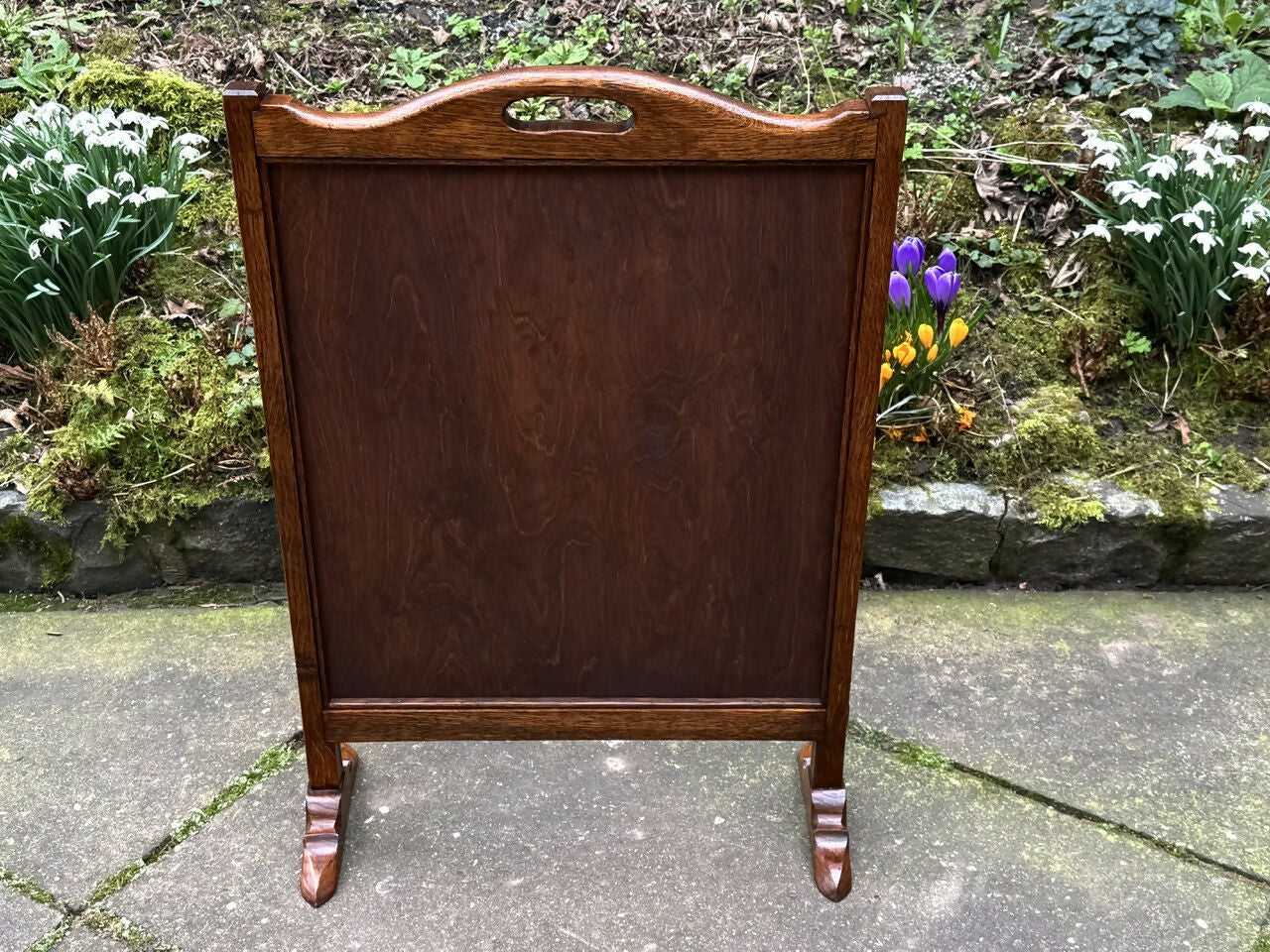 A RUPERT / NIGEL GRIFFITHS MONASTIC CARVED OAK FIRE SCREEN / STAND