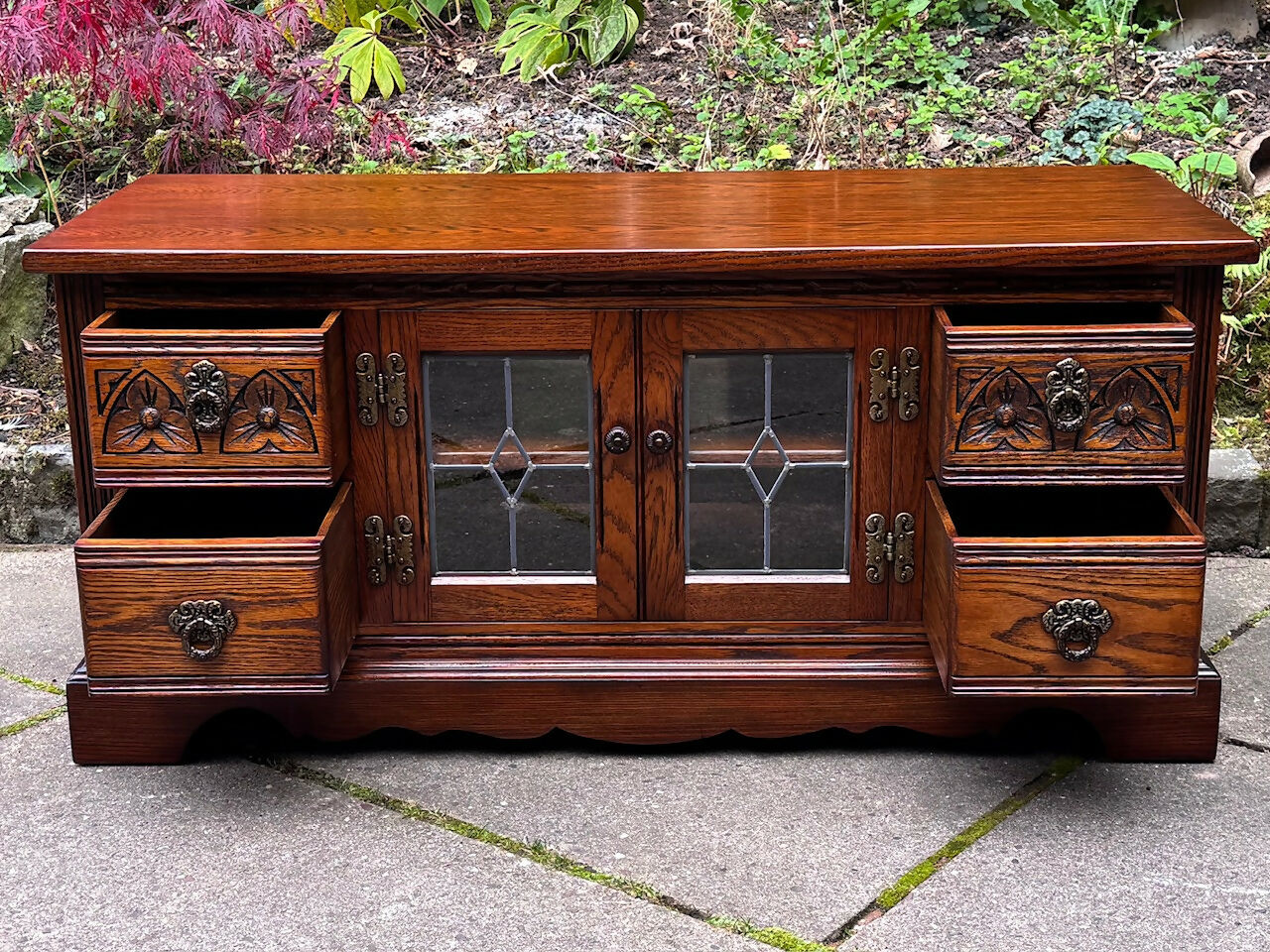A WOOD BROTHERS OLD CHARM CARVED LIGHT OAK TV CABINET / MEDIA STAND / BASE / UNIT.
