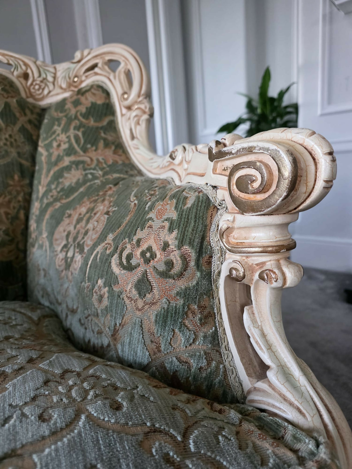 VIntage Italian Rococo / Baroque-Style French Louis XV/XVI Carved Wood Bergère,