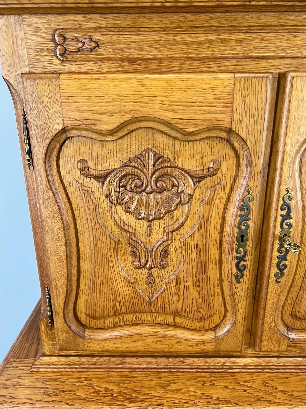 Cabinet Vintage French Style Oak Carved Storage Drawers Cupboard LOT 3753