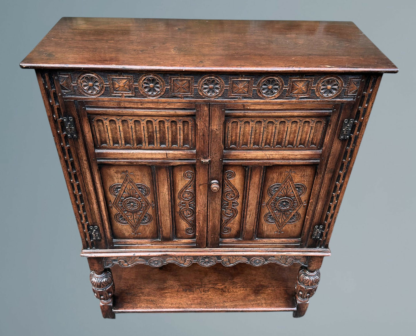 Good Quality Oak Court Cupboard / Sideboard