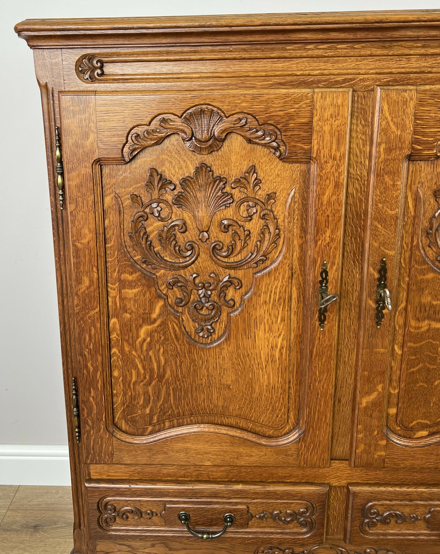 Cabinet Vintage French Louis XIV Oak Sideboard with Carved Cupboard LOT 6251