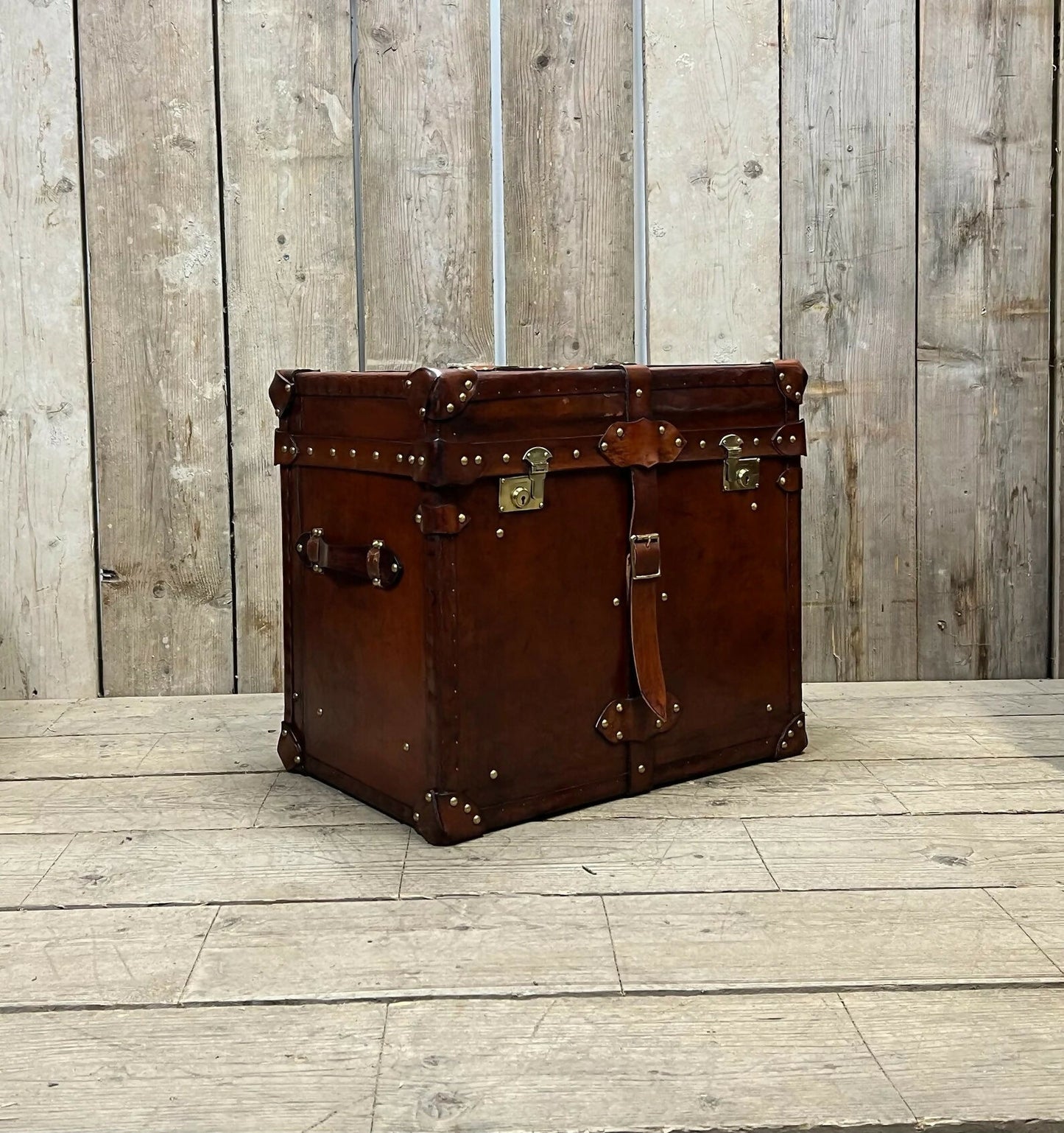 Antique Leather Luxury Campaign Style End Table Trunk Drawing Room Home Decor Furnishings
