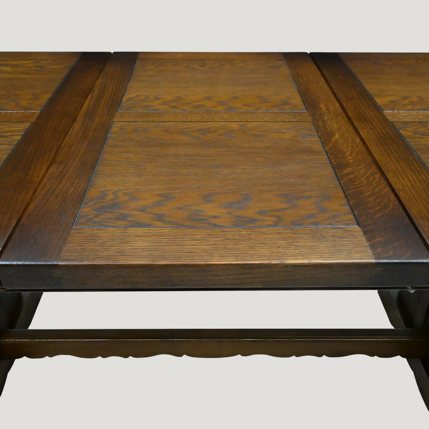 Old Charm Richmond Oak Extending Dining Table Light Oak Finish FREE UK Delivery. SBR10889/0209E