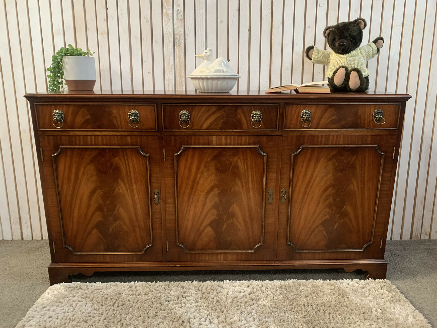 Ian Smith Reproduction Sideboard – Solid Wood Retro / Vintage Style Storage Unit