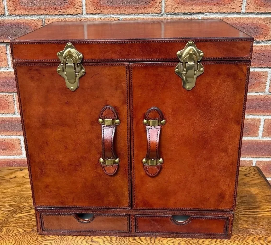 Superb Quality Hand Crafted Antique Style Leather Campaign Portable Drinks cabinet bar