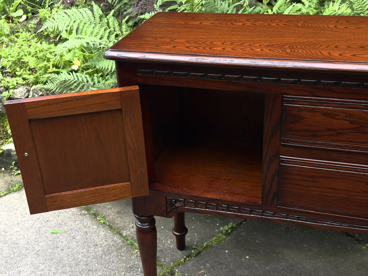 A WOOD BROTHERS OLD CHARM TUDOR BROWN CARVED OAK SIDEBOARD / DRESSER BASE / HALL TABLE