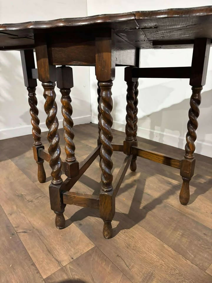 Vintage Oak Gateleg Table with Pie Crust Edge