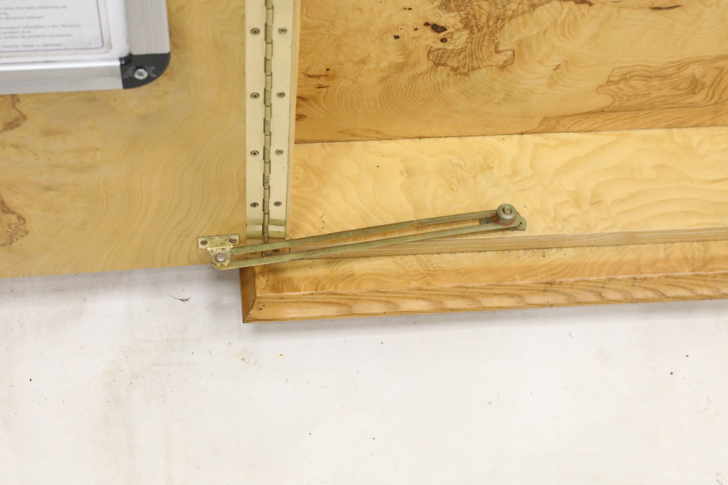 Boardroom 3 Media Hanging Display Unit/Display Projector Screen FREE UK Delivery. SBR9254/1906D