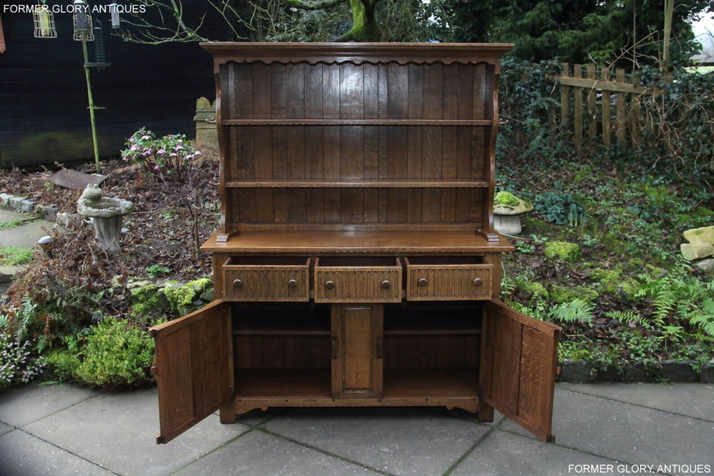 A RUPERT / NIGEL GRIFFITHS MONASTIC CARVED OAK DERBYSHIRE DRESSER / SIDEBOARD.