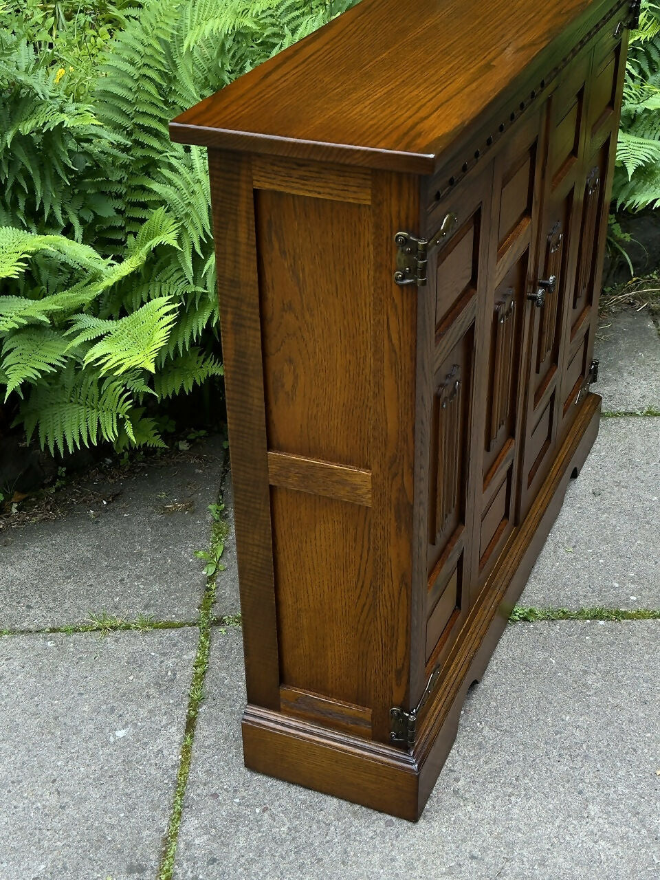A WOOD BROTHERS OLD CHARM CARVED LIGHT OAK CD STORAGE CABINET / STAND